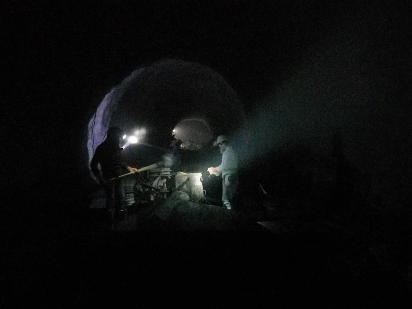 礦建三公司曹家灘項目部主、副斜井聯絡巷順利貫通