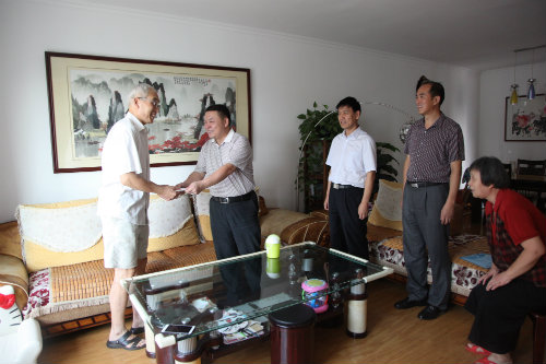 建設(shè)集團公司領(lǐng)導(dǎo)走訪慰問困難黨員