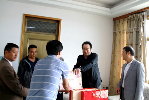 大秦置業公司黨政雙節前慰問一線員工檢查督導項目進度