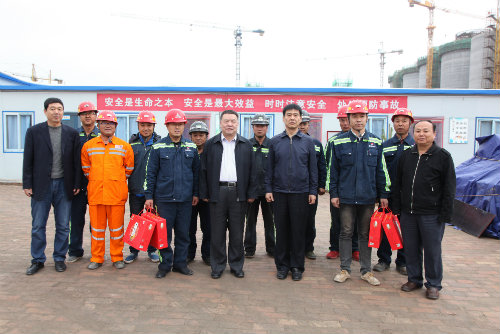 到一線，送祝福，鼓干勁