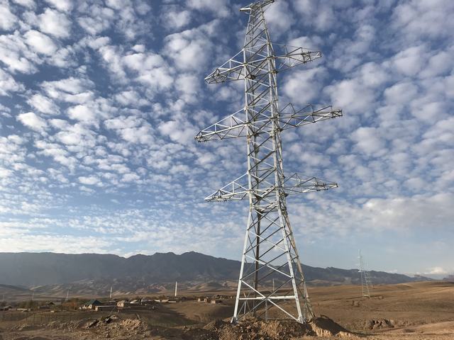 塔吉克斯坦丹哥拉自貿區首座220KV輸電線路一回路鐵塔架設完成