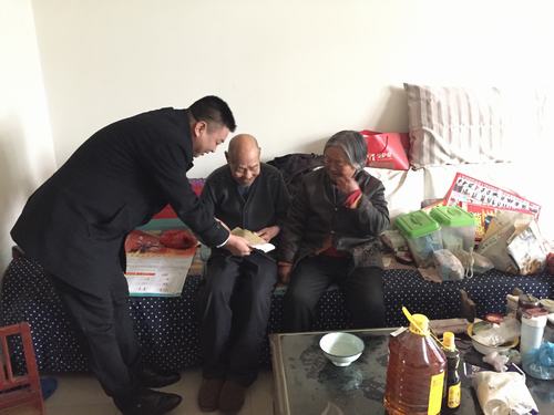 礦建二公司慰問(wèn)困難職工，送去企業(yè)關(guān)愛(ài)
