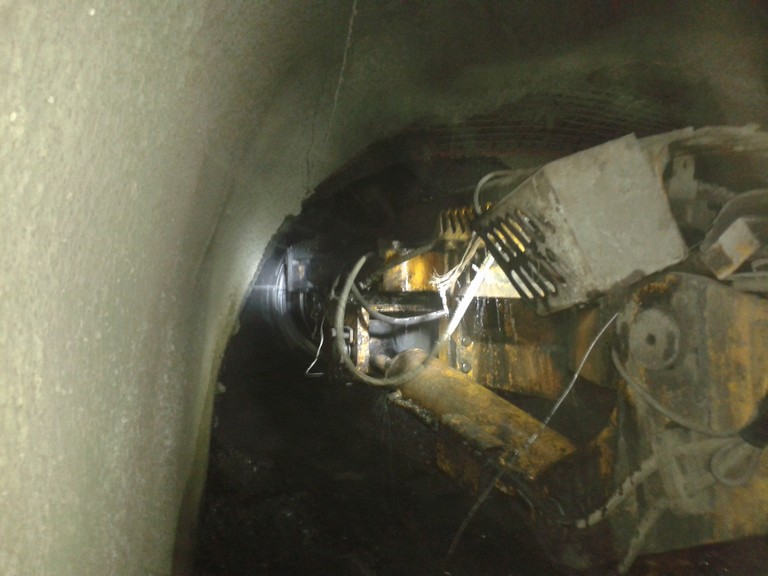 礦建三公司雙龍項目部西翼運輸巷與1#聯巷順利貫通