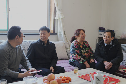 建設(shè)集團(tuán)聯(lián)合黨委副書(shū)記、紀(jì)委書(shū)記、工會(huì)主席侯本英走訪慰問(wèn)機(jī)電安裝公司困難職工