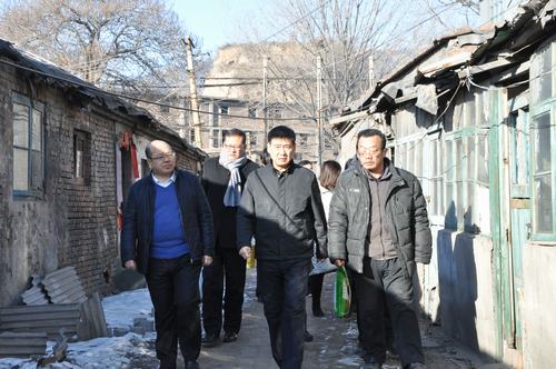 建設(shè)集團(tuán)聯(lián)合黨委副書(shū)記、紀(jì)委書(shū)記、工會(huì)主席侯本英 為韓城分公司困難職工送來(lái)春節(jié)祝福