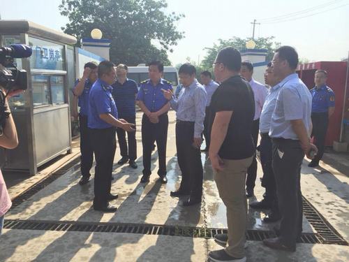 渭南臨渭區(qū)副區(qū)長(zhǎng)楊宇英赴朝陽(yáng)大街拆遷安置項(xiàng)目督查治污減霾工作