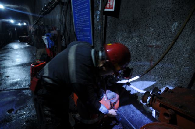 陜煤建設掘進公司曹家灘項目部全覆蓋式檢查夯實“安全生產月”活動基礎