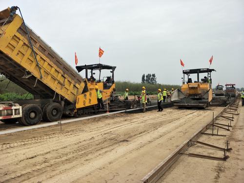 陜煤建設澄合分公司G242大荔過境公路建設工程水穩攤鋪全面展開