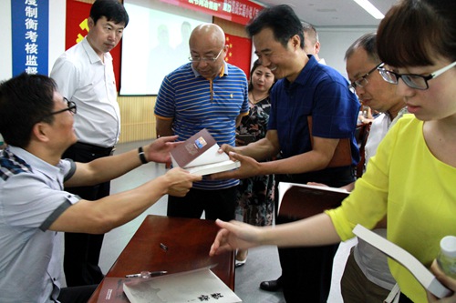 陜煤建設(shè)公司“慶七一?憶黨史”暨付增戰(zhàn)簽名贈書活動圓滿成功