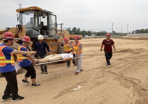 陜煤建設寶雞分公司“理論+實際” 舉行酷夏防中暑演練