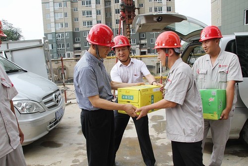 公司領導開展“送清涼”活動