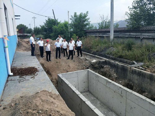 大佛寺礦領(lǐng)導(dǎo)蒞臨陜煤建設(shè)天工公司安裝一部熱網(wǎng)改造工地檢查指導(dǎo)