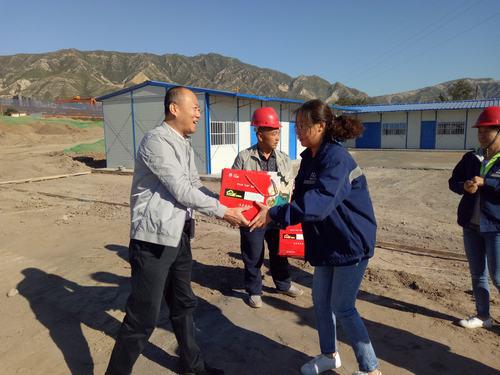 陜煤建設(shè)韓城分公司國慶慰問“暖暖的”