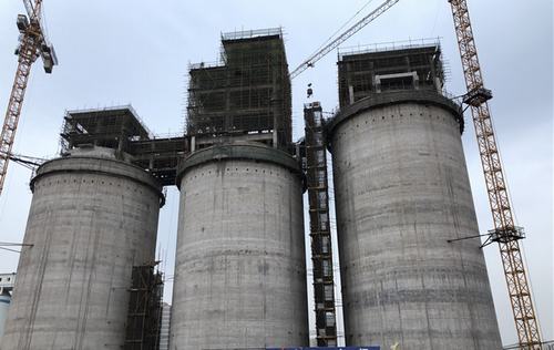 陜煤建設(shè)韓城分公司土建九項(xiàng)目部紅柳林煤礦選煤廠(chǎng)2號(hào)產(chǎn)品倉(cāng)工程順利封頂