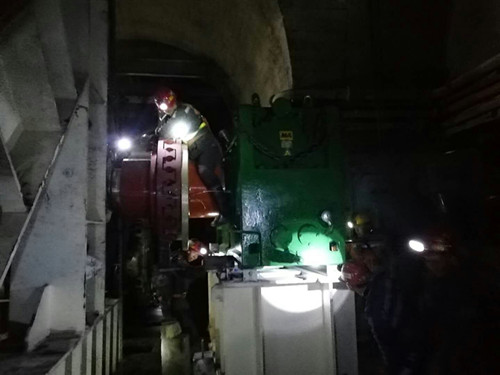 陜煤建設機電安裝公司承建的紅柳林煤礦膠帶運輸機頭大件安裝完成