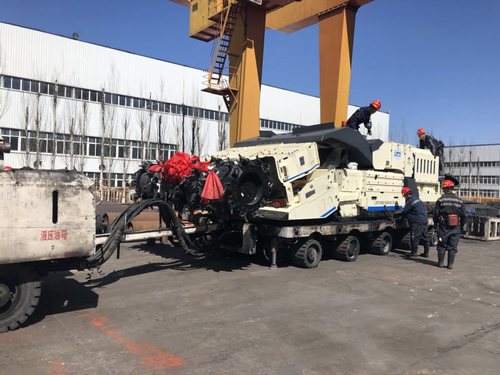 陜煤建設掘進公司：紅柳林項目部EML-340連續采煤機順利入井