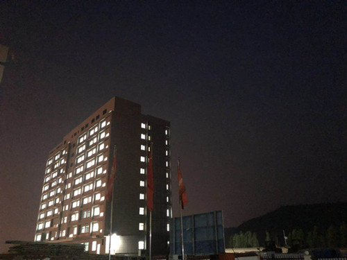 陜煤建設(shè)天工公司土建七部彬長(zhǎng)鐵運(yùn)公司辦公樓成功通電運(yùn)行