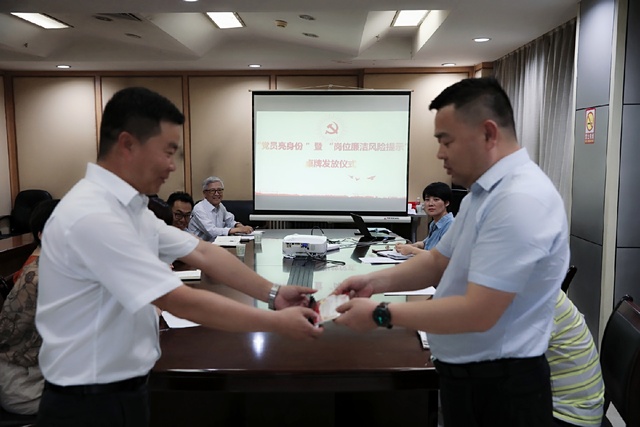 亮身份，陜煤建設路橋分公司黨員干部在行動！