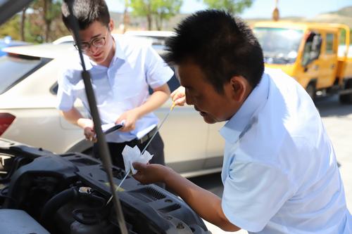 陜煤建設(shè)洗選煤運(yùn)營(yíng)公司開(kāi)展車(chē)輛專(zhuān)檢及駕駛?cè)藛T安全教育活動(dòng)