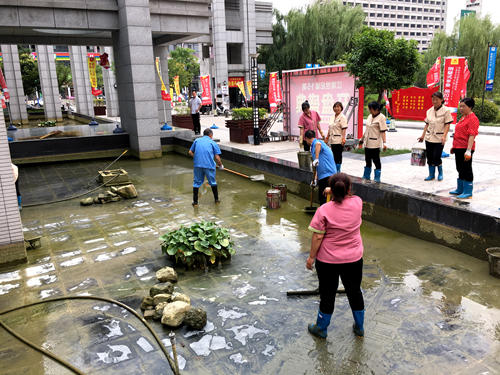 陜煤建設(shè)公司江南世紀(jì)城小區(qū)開(kāi)展景觀噴泉徹底清淤工作