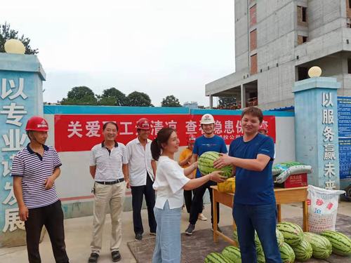 渭南臨渭區城投公司工會一行深入陜煤建設渭南分公司施工一線送清涼