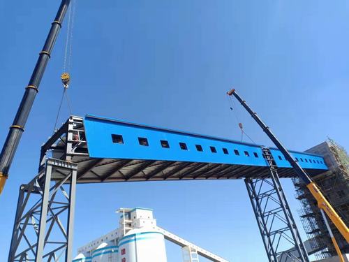 陜煤建設韓城分公司神木燕家塔項目產品倉至1號轉載點棧橋順利吊裝完成