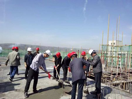 陜煤建設項目開發公司第十一項目部神木住宅小區B區26#住宅樓主體結構順利封頂