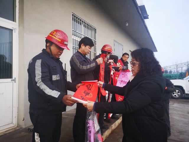 陜煤建設洗選煤運營公司澄合山陽運營項目部黨支部“春聯”送給一線職工