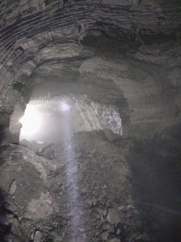 陜煤建設礦建二公司冶坪項目部3煤東翼軌道運輸大巷順利貫通