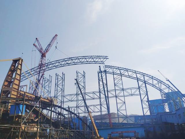 陜煤建設洗選煤運營公司：清水川儲煤場封閉工程第一榀28軸A、B段管桁架吊裝完成