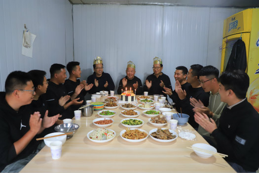 集體生日會 溫暖職工心