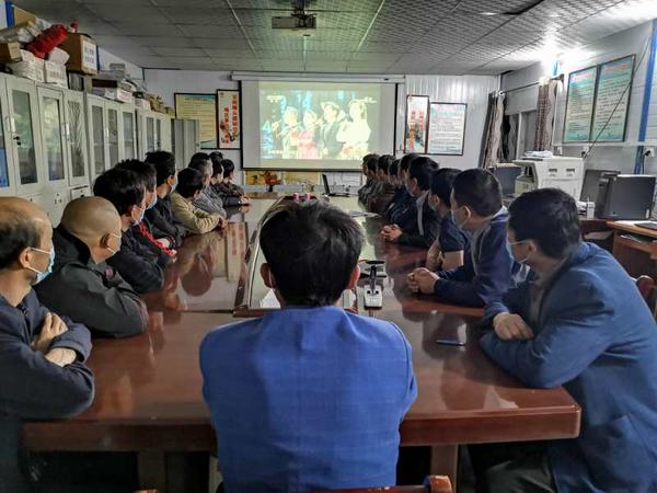 陜煤建設礦建二公司組織觀看“中國夢·勞動美”5·1特別節目
