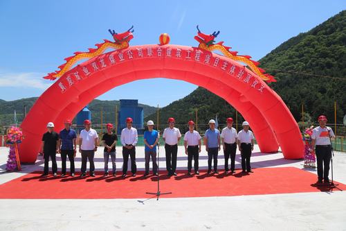 由咸陽分公司承建的雙龍煤業聯合建筑工程主體封頂儀式順利舉行
