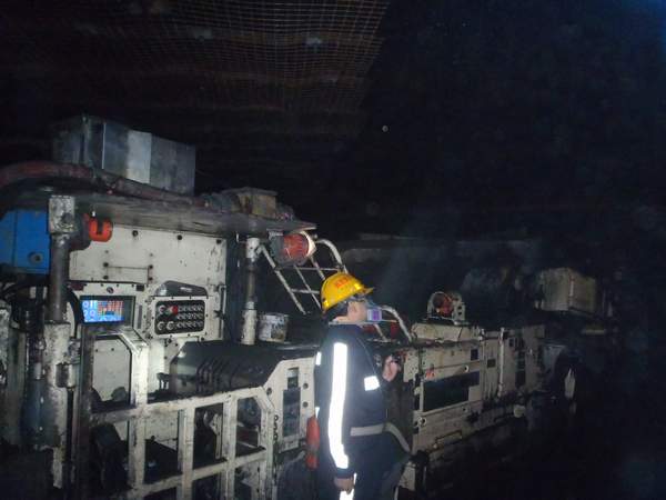 陜煤建設掘進公司：14部系統！8000米運距！鐵軍再次攻堅克難