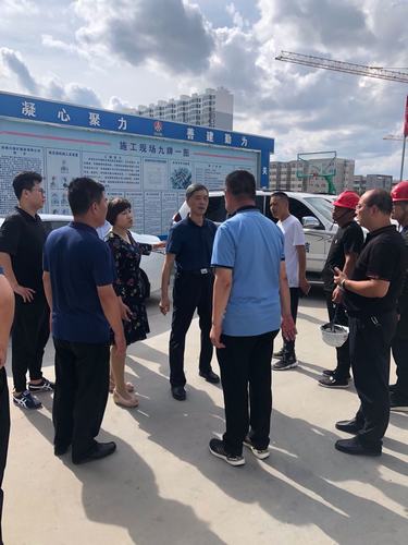 靖邊縣副縣長苗立群一行蒞臨陜煤建設(shè)銅煤公司第一項目部承建的金地華府工程檢查指導(dǎo)工作