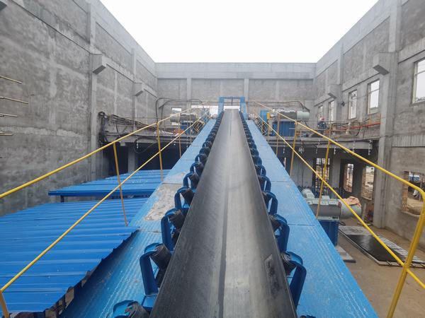 陜煤建設礦建二公司承建車村煤礦一號井主斜井膠帶輸送機成功試運轉