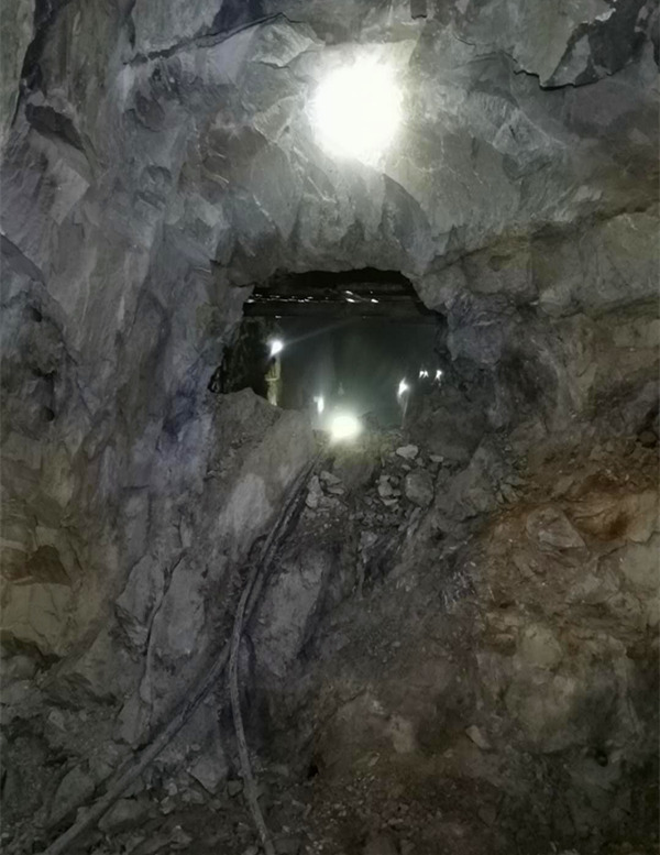 陜煤建設礦建三公司：酒鋼項目部V礦體2775m水平與銅礦斜坡道順利貫通