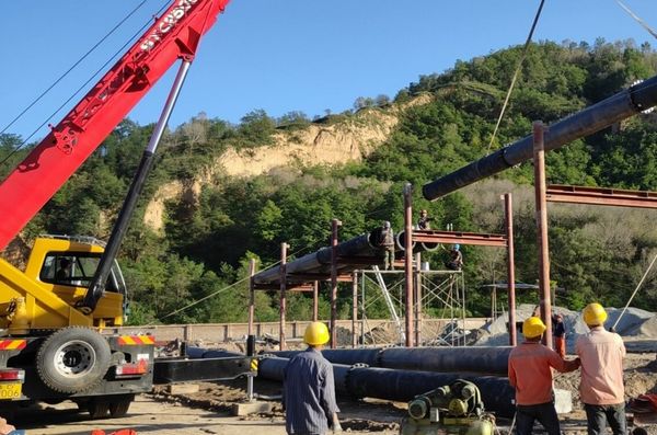 陜煤建設天工公司承建的木盤川瓦斯管路順利吊裝成功