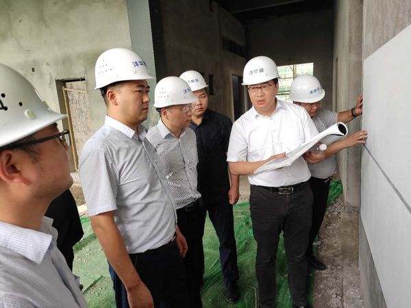 西安灃東國際車城發展有限公司總經理王濤深入陜煤建設天工公司施工現場慰問指導工作