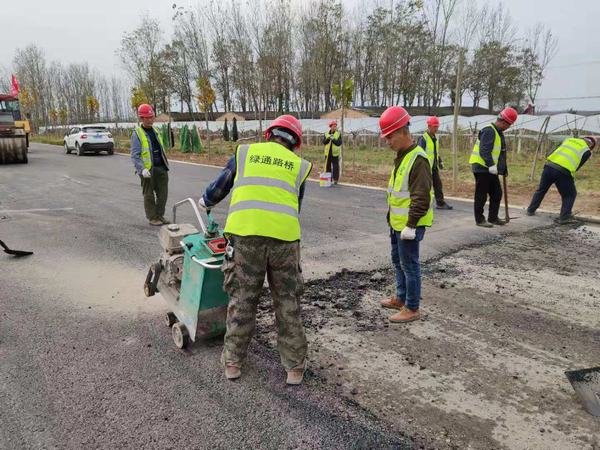 陜煤建設澄合分公司第十五項目部加快復工建設推進公路項目瀝青路面攤鋪