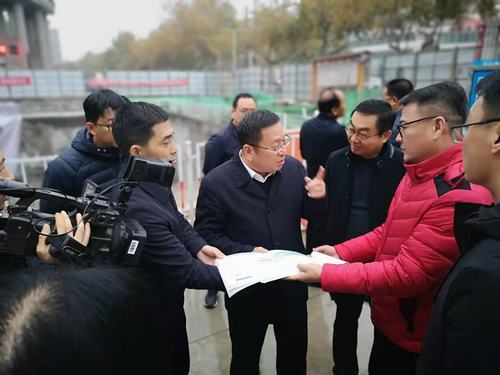 咸陽市副市長王靖深入住建局南廣場地下停車場調研、視察工作
