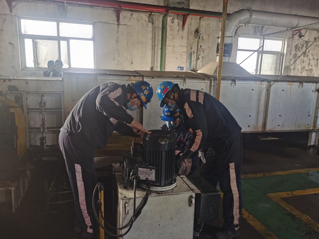 【春節一線報道】陜煤建設洗選煤運營公司紅柳林洗煤廠項目部：  堅守崗位過除夕，送上“平安福”