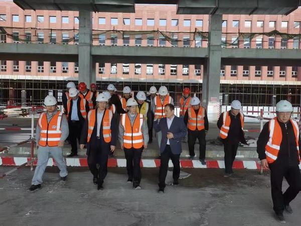 陜煤建設銅煤公司承建的榆林化學廠前區現場迎來了同行業單位參觀指導