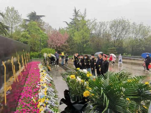 陜煤建設銅煤公司第二項目部黨支部開展“緬懷革命先烈、重溫革命歷史”主題黨日活動