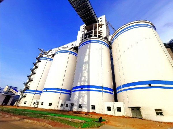 同舟共濟揚帆起，乘風破浪萬里航