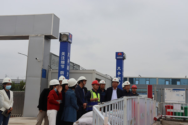 陜西省西咸新區(qū)灃西新城開發(fā)建設(shè)(集團)有限公司黨委書記、董事長楊建柱一行蒞臨灃西新城第五學(xué)校項目調(diào)研指導(dǎo)工作