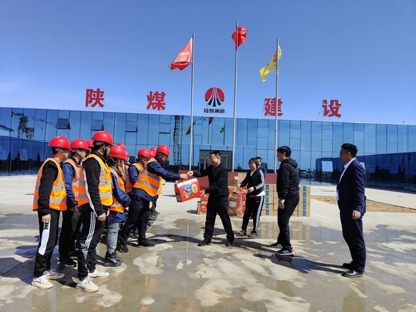 贠公法”五一“期間深入一線慰問堅(jiān)守崗位員工