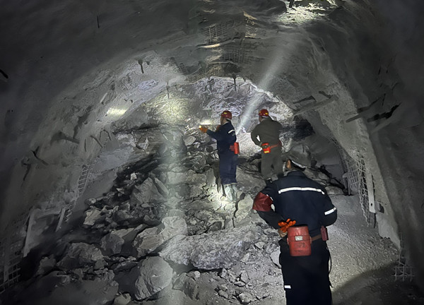 陜煤建設(shè)礦建三公司崔木項目部北翼帶式輸送機大巷順利貫通