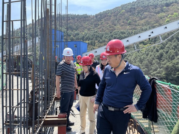 煤炭工業(yè)邯鄲工程造價管理站站長叢樹茂一行蒞臨陜煤建設(shè)咸陽分公司雙龍項目部實地調(diào)研