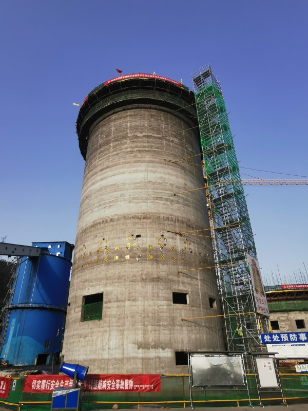 陜煤建設咸陽分公司雙龍煤業儲煤設施改造項目掘進倉順利封頂